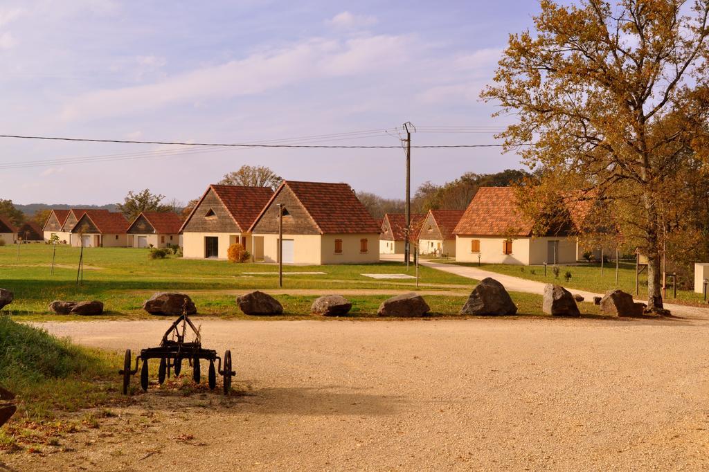 Hotel Le Lac Bleu à Lacapelle-Marival Extérieur photo