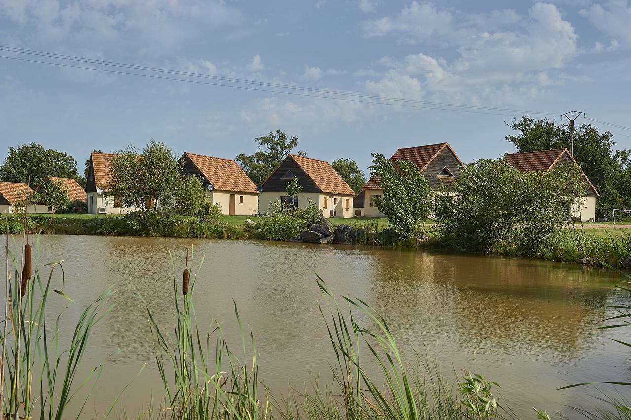 Hotel Le Lac Bleu à Lacapelle-Marival Extérieur photo